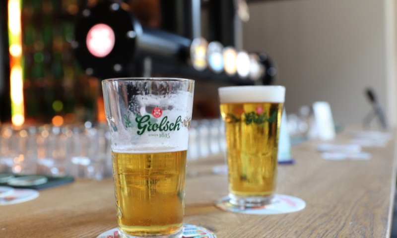 Twee glazen Grolsch pils op de bar in de horeca